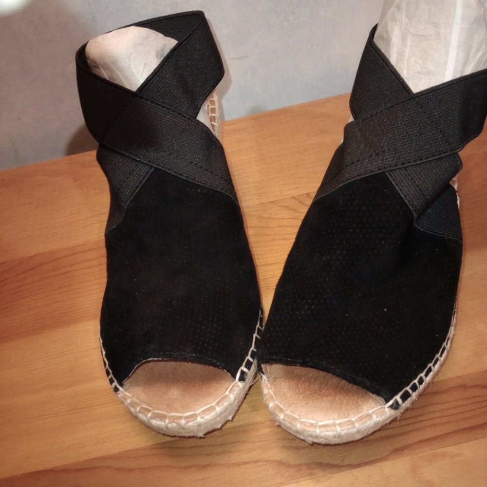 Too cute!! New without tagsCasual but flattering!!Size 6.5Made for comfort!!